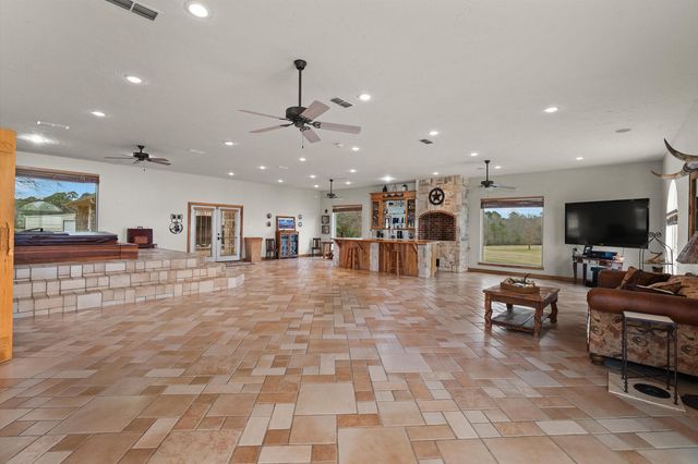 1325 Kings Rd, Marshall, TX 75672