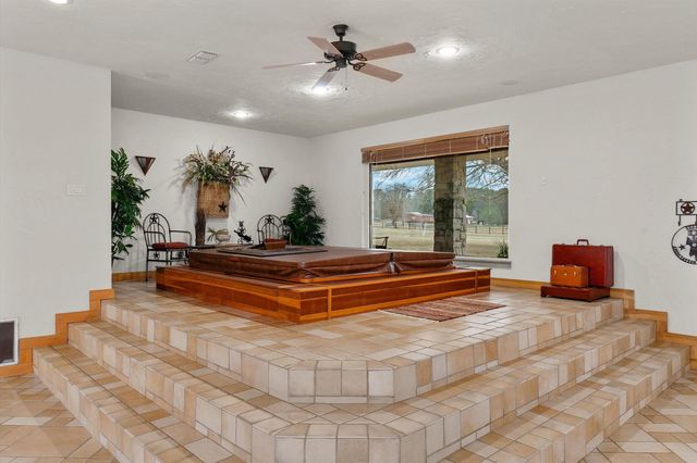 1325 Kings Rd, Marshall, TX 75672