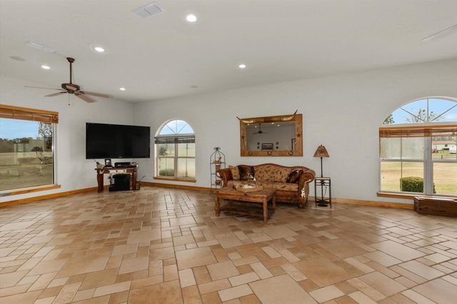 1325 Kings Rd, Marshall, TX 75672