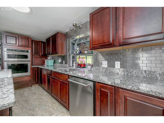 38289 Se COUPLAND Rd, Estacada, OR 97023