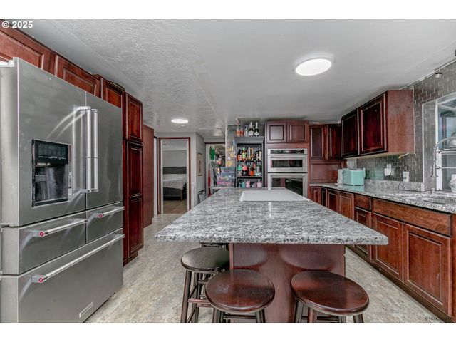 38289 Se COUPLAND Rd, Estacada, OR 97023