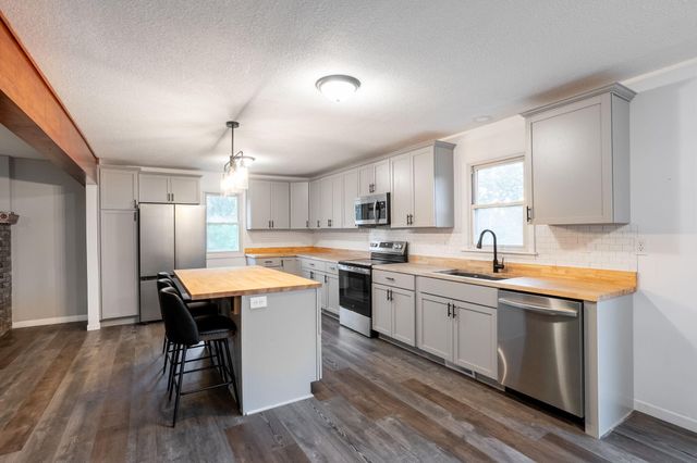 8461 E HIGHWAY OO, Hallsville, MO 65255