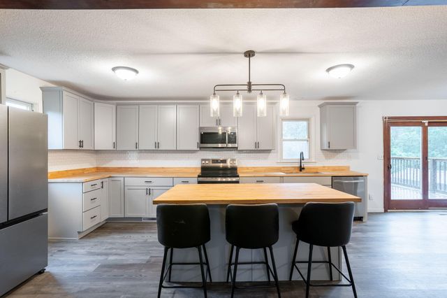 8461 E HIGHWAY OO, Hallsville, MO 65255
