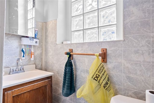 2208 Duss Avenue, Ambridge, PA 15003