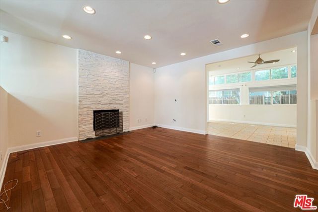 22750 Clarendon Street, Woodland Hills (los Angeles), CA 91367