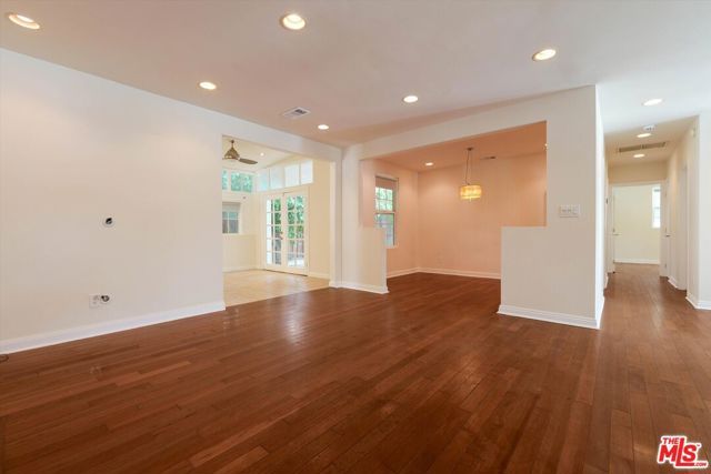 22750 Clarendon Street, Woodland Hills (los Angeles), CA 91367