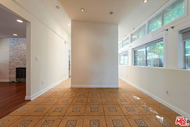 22750 Clarendon Street, Woodland Hills (los Angeles), CA 91367