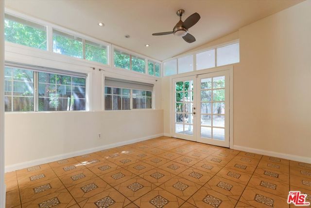 22750 Clarendon Street, Woodland Hills (los Angeles), CA 91367