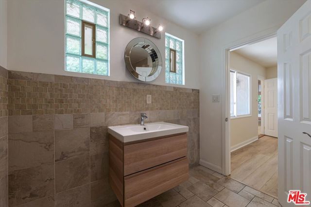22750 Clarendon Street, Woodland Hills (los Angeles), CA 91367