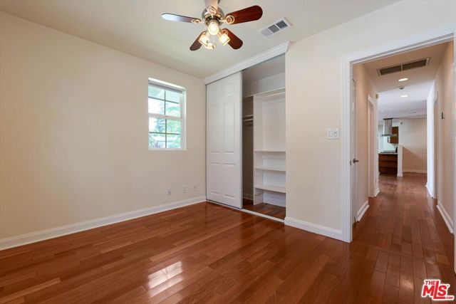 22750 Clarendon Street, Woodland Hills (los Angeles), CA 91367