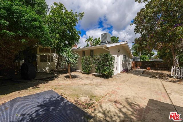 22750 Clarendon Street, Woodland Hills (los Angeles), CA 91367