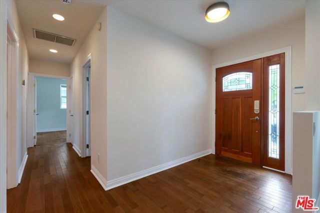 22750 Clarendon Street, Woodland Hills (los Angeles), CA 91367