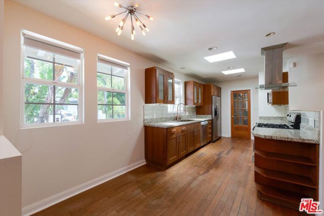 22750 Clarendon Street, Woodland Hills (los Angeles), CA 91367