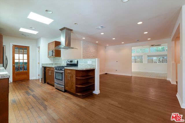 22750 Clarendon Street, Woodland Hills (los Angeles), CA 91367