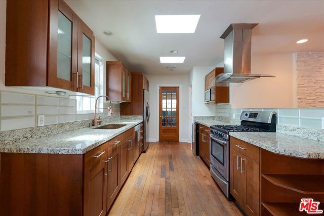 22750 Clarendon Street, Woodland Hills (los Angeles), CA 91367