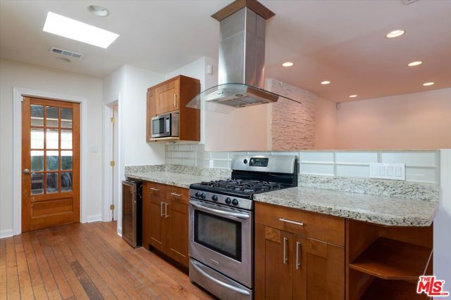 22750 Clarendon Street, Woodland Hills (los Angeles), CA 91367
