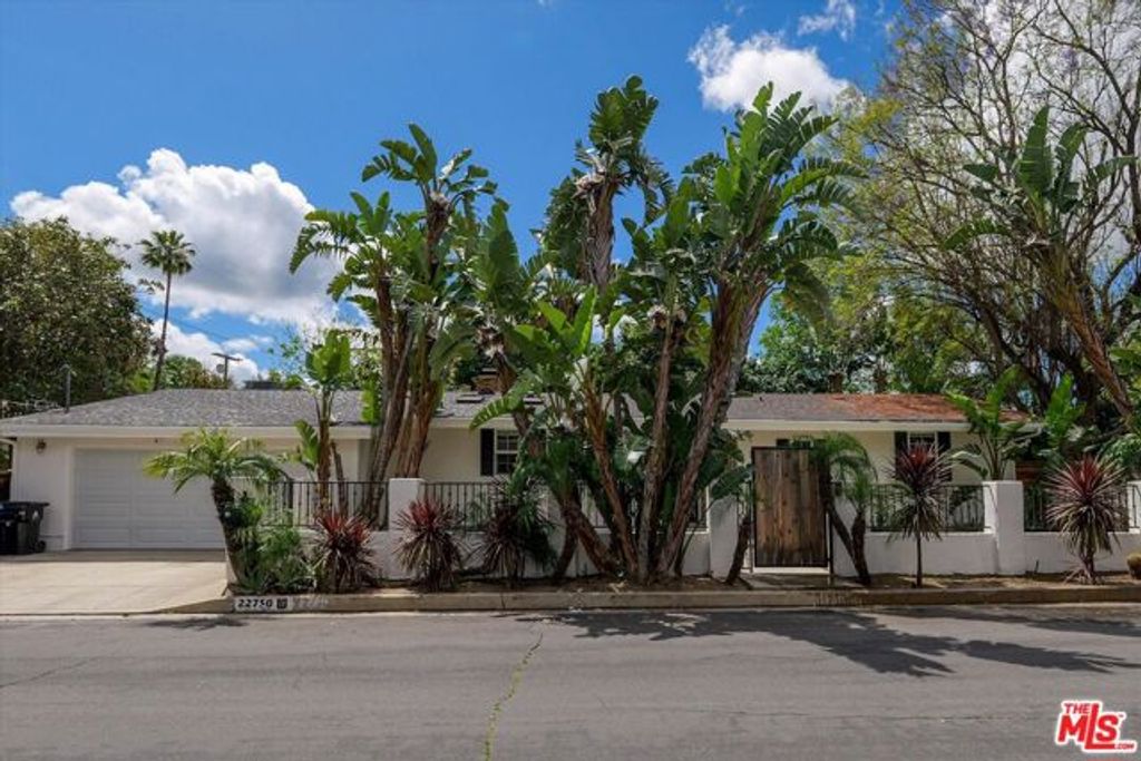 22750 Clarendon Street, Woodland Hills (los Angeles), CA 91367