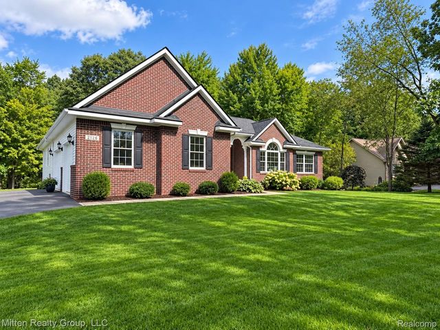 2126 Moorlands View, Oceola Township, MI 48855