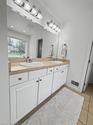 2126 Moorlands View, Oceola Township, MI 48855