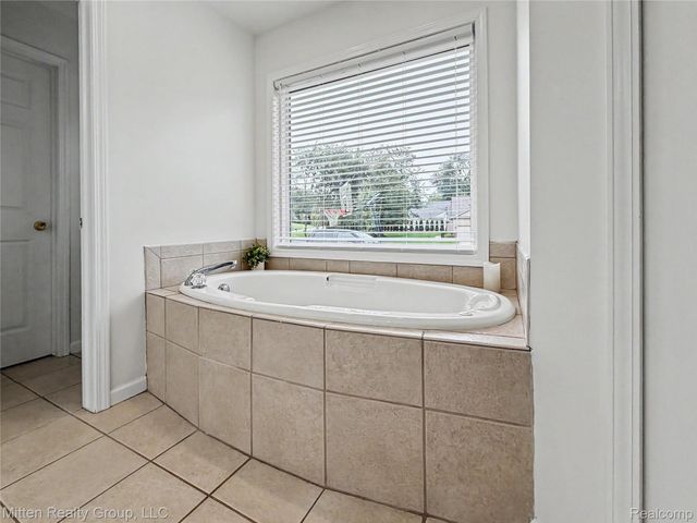2126 Moorlands View, Oceola Township, MI 48855