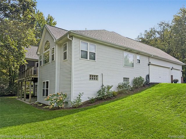 2126 Moorlands View, Oceola Township, MI 48855