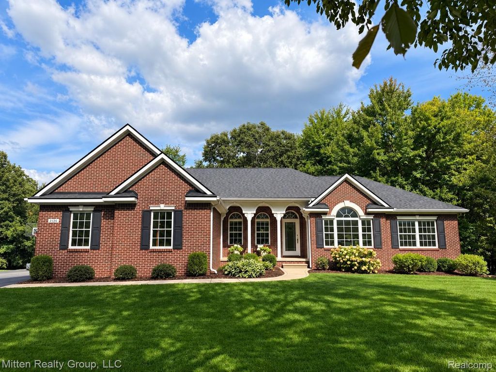 2126 Moorlands View, Oceola Township, MI 48855