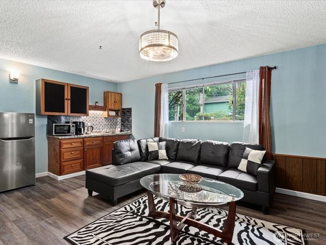 16445 Ambaum Boulevard S, Burien, WA 98148