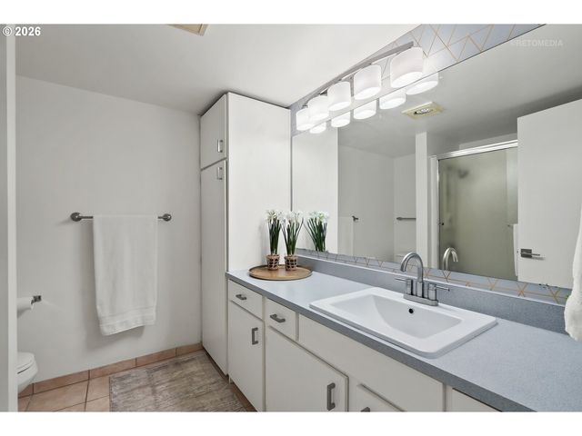 6605 W BURNSIDE St 128, Portland, OR 97210