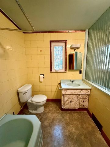 5616 E LAKE Road, Erie, PA 16511