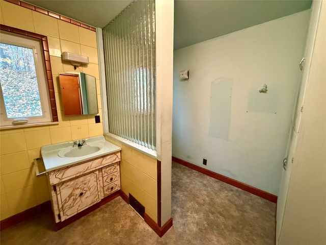 5616 E LAKE Road, Erie, PA 16511