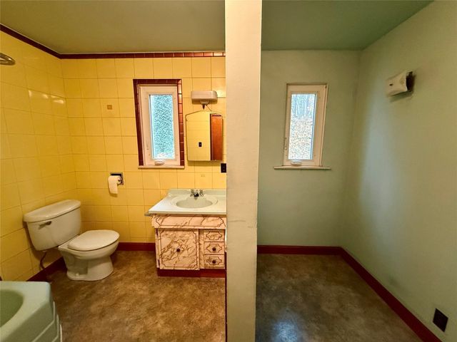 5616 E LAKE Road, Erie, PA 16511