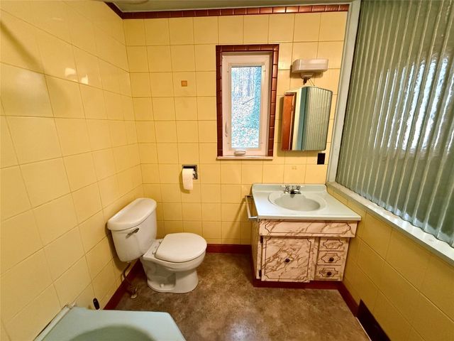 5616 E LAKE Road, Erie, PA 16511