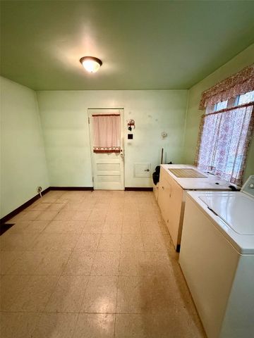 5616 E LAKE Road, Erie, PA 16511