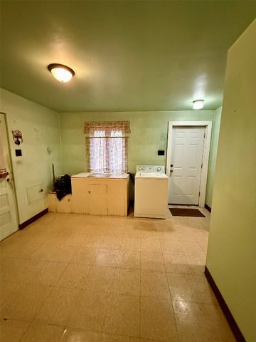 5616 E LAKE Road, Erie, PA 16511