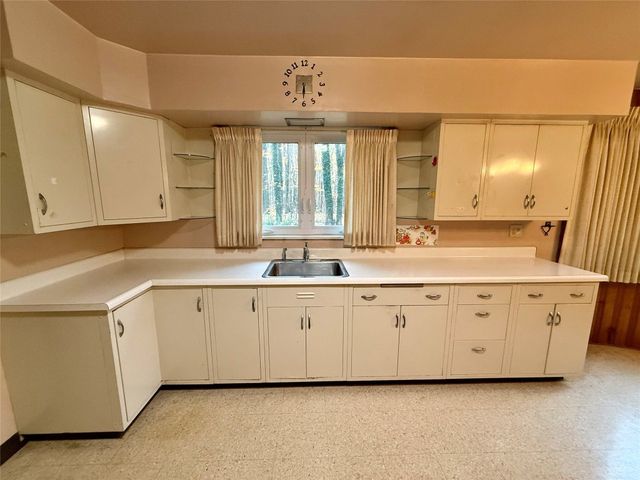 5616 E LAKE Road, Erie, PA 16511