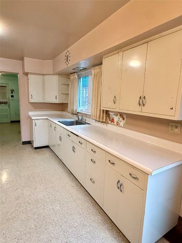 5616 E LAKE Road, Erie, PA 16511