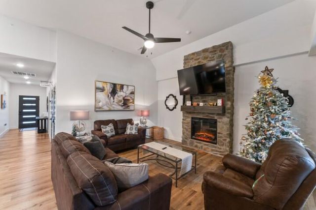 167 Poolside Pass 26, Hollister, MO 65672