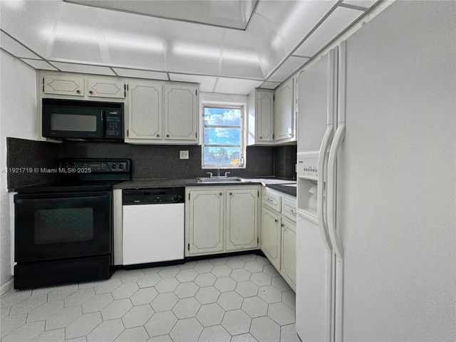 2200 E Hallandale Beach Blvd 206, Hallandale Beach, FL 33009