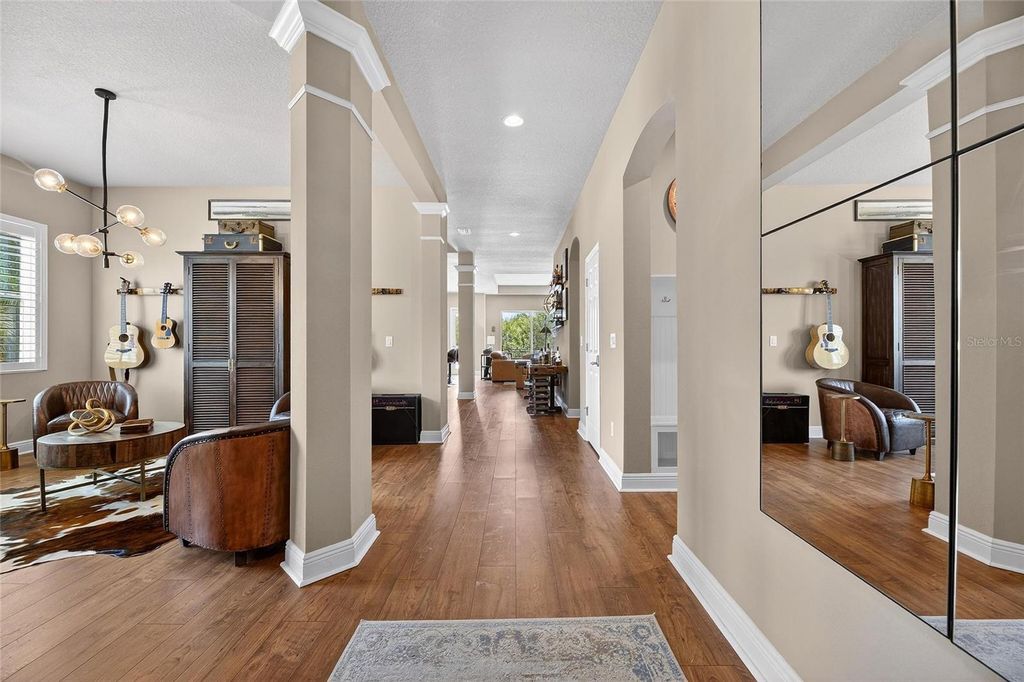 Image 13 of property listing at 6909 CRESTPOINT DRIVE, Apollo Beach, FL 33572