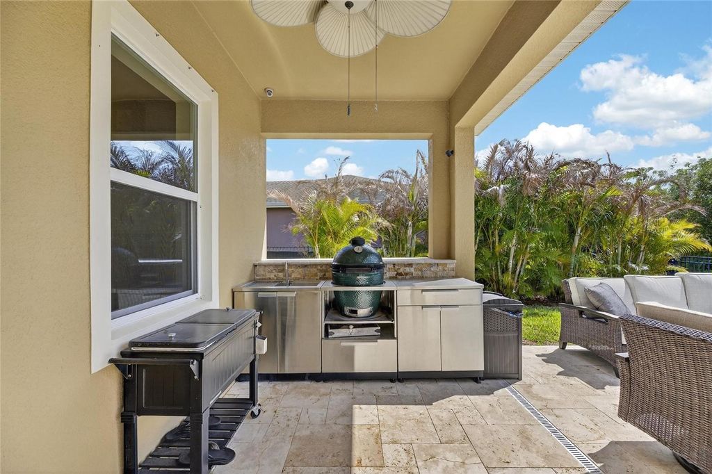 Image 4 of property listing at 6909 CRESTPOINT DRIVE, Apollo Beach, FL 33572