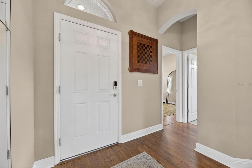 Image 7 of property listing at 6909 CRESTPOINT DRIVE, Apollo Beach, FL 33572