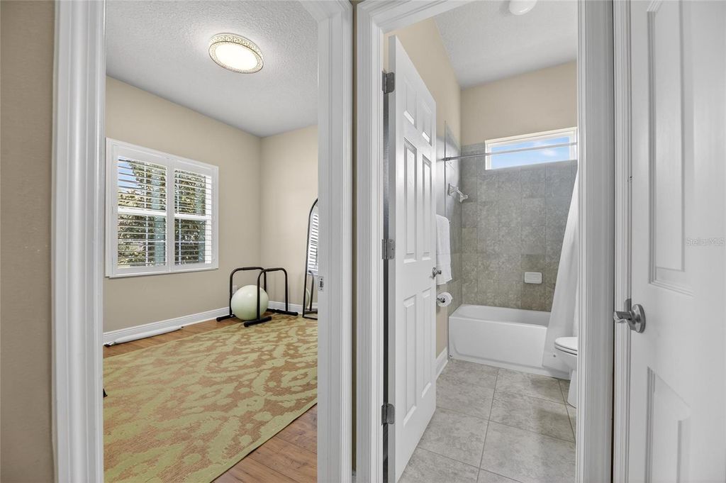 Image 8 of property listing at 6909 CRESTPOINT DRIVE, Apollo Beach, FL 33572