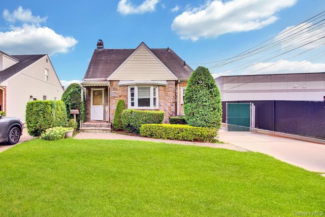 569 Greenway E, West Hempstead, NY 11552