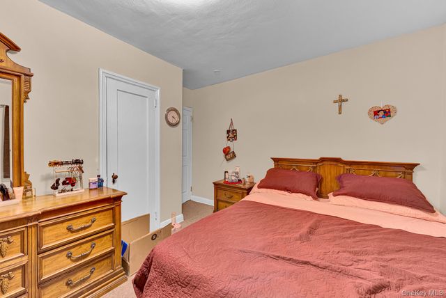 569 Greenway E, West Hempstead, NY 11552