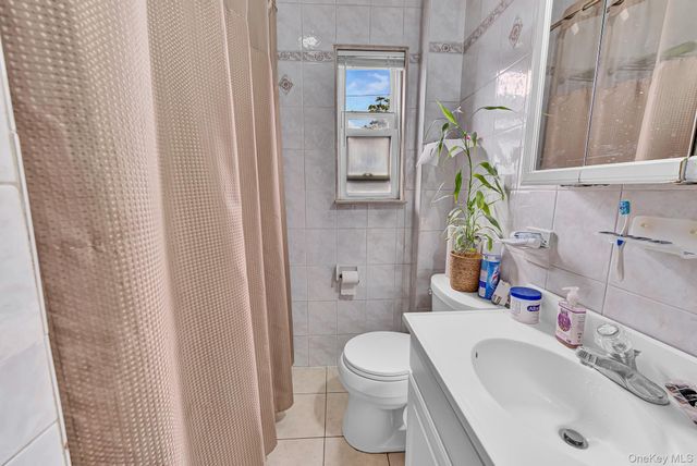 569 Greenway E, West Hempstead, NY 11552