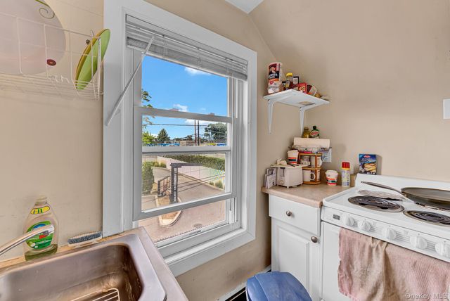 569 Greenway E, West Hempstead, NY 11552