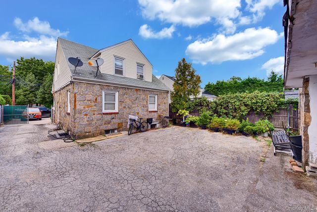 569 Greenway E, West Hempstead, NY 11552