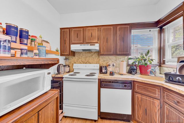 569 Greenway E, West Hempstead, NY 11552