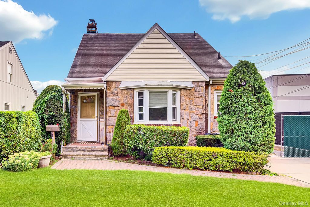569 Greenway E, West Hempstead, NY 11552 — exterior