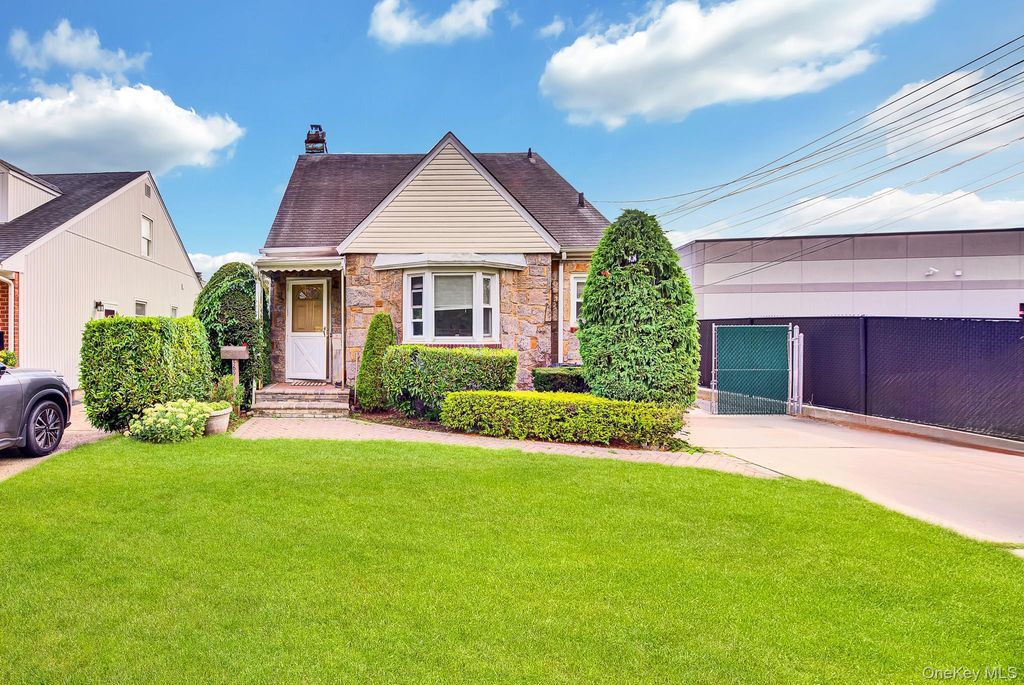 569 Greenway E, West Hempstead, NY 11552 — photo 2